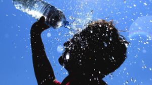 Eine Wasserdusche für den Kopf verschafft kurz Abkühlung. Wer zur Erfrischung etwas trinken möchte, sollte darauf achten, dass das Wasser nicht allzu kalt ist. Foto: dpa