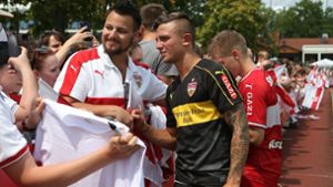 Neuzugang Pablo Maffeo mit den Fans des VfB Stuttgart Foto: Pressefoto Baumann