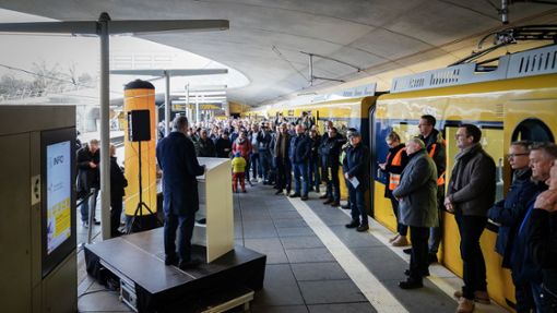 Großer Bahnhof: Mit einem Sonderzug sind die Festgäste durch den neuen Tunnel zur Haltestelle Staatsgalerie gefahren. Foto: Lichtgut/Ferdinando / Iannone