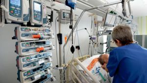 Der Fachkräftemangel ist auch in den baden-württembergischen Krankenhäusern groß. Besonders betroffen sind Bereiche wie die Operationssäle und die Intensivpflege (Foto). Foto: dpa