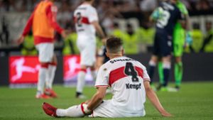 Auf dem harten Boden der Tatsachen: VfB-Verteidiger Marc Oliver Kempf sitzt nach dem Unentschieden gegen Union Berlin enttäuscht auf dem Rasen. Foto: dpa