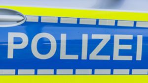 Unfall in Stuttgart-Mitte: Zusammenstoß zwischen Polizeiauto und VW Golf – Zeugen gesucht