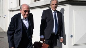 Blatter (links) mit Anwalt Foto: AFP/FABRICE COFFRINI