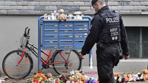 Ein Polizist steht in Solingen vor dem Haus, in dem fünf Kinder tot aufgefunden wurden. Als Täterin steht die Mutter in Verdacht. Foto: AP/Martin Meissner