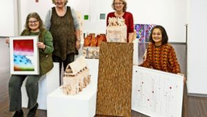 Renate Quast, Jutta Peikert, Renate Vetter, Izumi Yanagiya (von links) freuen sich auf die Ausstellungseröffnung am Sonntag. Foto: Thomas Krämer