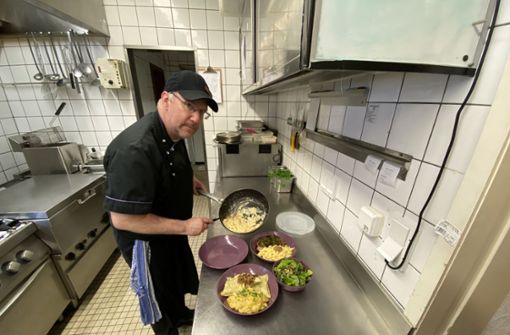 Florian Hillenbrand vom Schützenhaus Musberg füllt das Essen für die Lieferung in Pfandboxen des Anbieters Recircle. Foto: privat/Schützenhaus Musberg