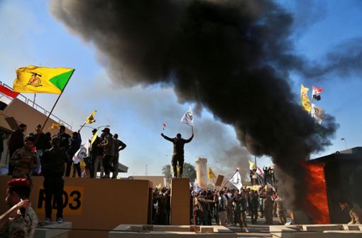 Demonstranten haben auf dem Gelände der US-Botschaft in Bagdad ein Feuer gelegt. Foto: dpa/Khalid Mohammed