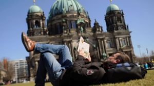 Auch lesend kann man Städte erkunden, wie hier Berlin. Foto: picture alliance / dpa/Hannibal Hanschke