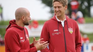 VfB-II-Cheftrainer Frank Fahrenhorst im Austausch mit Technikcoach Nate Weiss. Foto: Baumann/Hansjürgen Britsch