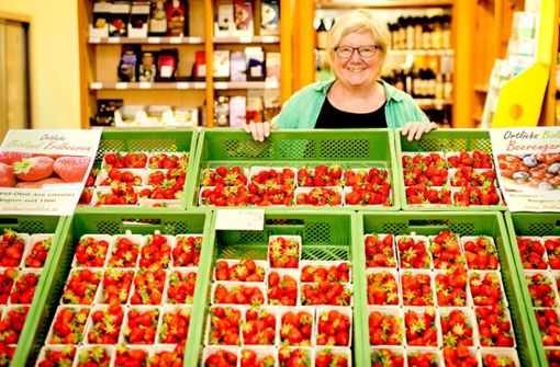 Ursula Ortlieb aus Uhlbach  verkauft gerade viele Erdbeeren: „Am liebsten kaufen die Leute das, was man Eigenes hat.“ Foto: Lg/C. Schmidt