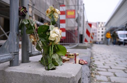 Blumen und Kerzen  an der Schlossstraße in Dresden kurz nach einer tödliche Messerattacke auf zwei Touristen am 4. Oktober. Tatverdächtig ist ein 20 Jahre alter Syrer – für Innenminister Thomas Strobl der Anlass, am generellen Abschiebestopp für Syrer zu zweifeln. Foto: dpa/Sebastian Kahnert