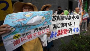 Demonstrierende halten am Donnerstag Poster mit der Aufschrift: „Leitet kein radioaktiv-verseuchtes Wasser ins Meer“ und „Verseucht das Meer nicht mit Radioaktivität“ Foto: AFP/Kazuhiro Nogi