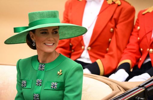 Die Glitzerstein-Ornamente gaben Prinzessin Kates Outfits einen militärischen Look. Foto: AFP/DANIEL LEAL