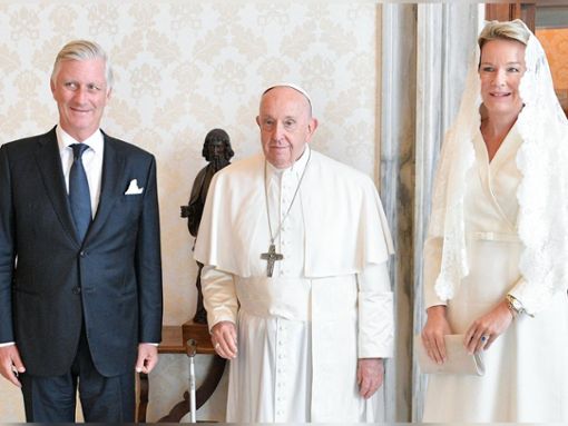 Papst Franziskus mit dem belgischen Königspaar Philippe und Mathilde. Als Katholikin trägt die Königin ein weißes Kleid und einen weißen Schleier. Foto: imago/ABACAPRESS