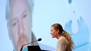 Die Wikileaks-Mitarbeiterin Sarah Harrison sprich in Hamburg im Congress Center (CCH) während des 30. Chaos Communication Congress (30C3) des Chaos Computer Clubs (CCC) mit Wikileaks-Mitbegründer Julian Assange, der auf einer Videoleinwand zu sehen ist. Foto: dpa
