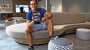 Markus Juan Perez Lieb sitzt  in der  undekorierten Lounge des  Moxy Hotels. Foto: Malte Klein