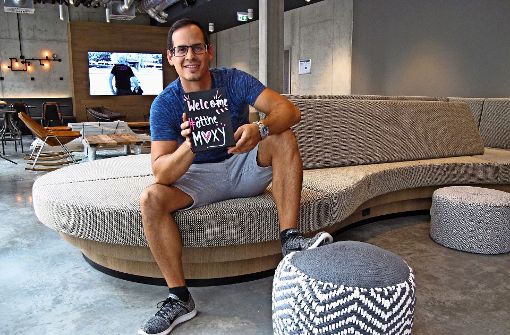 Markus Juan Perez Lieb sitzt  in der  undekorierten Lounge des  Moxy Hotels. Foto: Malte Klein