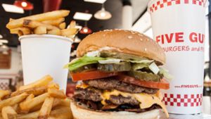 So sollen die Burger-Menüs bei Five Guys aussehen. Der Kette, die jetzt auch Stuttgart erobern will. Foto: Five Guys/Five Guys