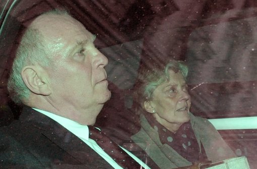 Uli Hoeneß mit seiner Frau Susanne nach der Urteilsverkündung: Der Bayern-Boss muss für drei Jahre und sechs Monate ins Gefängnis. Foto: dpa