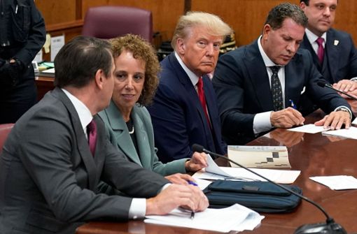 Trump bei der Anklageverlesung. Foto: AFP/POOL