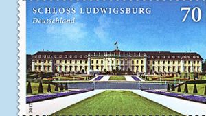 Ein strahlend blauer Himmel über dem Briefmarkenschloss Foto: Deutsche Post