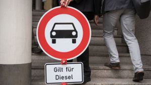 Im Kampf gegen schlechte Luft durch Dieselautos müssen sich vom 1. Januar 2019 an Besitzer älterer Dieselautos in der Landeshauptstadt auf Fahrverbote einstellen. Foto: dpa