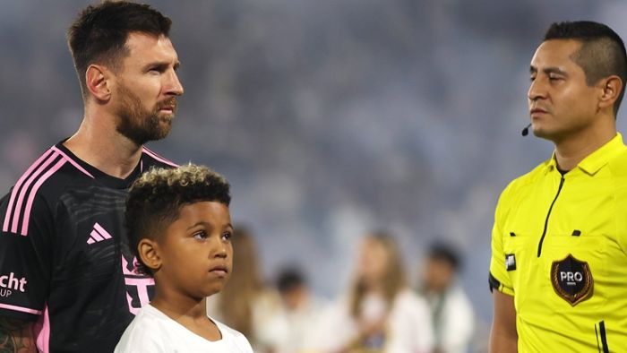 Kim Kardashians Sohn läuft mit Messi aufs Spielfeld
