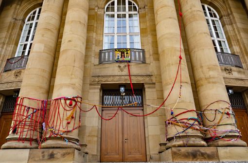 Oper mit Schicksalsfäden – das Ergebnis einer gemeinschaftlichen Strick- und Häkelarbeit. Foto: Staatsoper Stuttgart