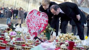 Bundeskanzlerin Angela Merkel und der französische Präsident Francois Hollande gedenken am 27.01.2017 in Berlin auf dem Breitscheidplatz den Opfern des Terroranschlags (Archivbild). Foto: dpa
