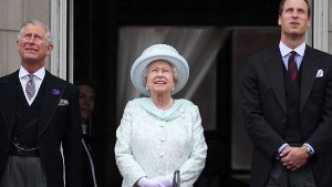 Queen Elizabeth II. mit ihren Nachfolgern Prinz Charles und Prinz William Foto: dpa