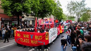 Teilnehmer der «Revolutionären 1. Mai-Demonstration» halten ein Banner mit der Aufschrift „No war but class war“ hoch. Foto: dpa/Christoph Soeder