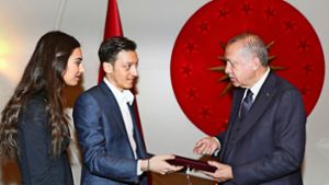 Mesut Özil und seine Verlobte Amine Gülse überreichen dem türkischen Staatspräsidenten Recep Tayyip Erdogan  in Istanbul eine Einladung zu ihrer Hochzeit. Foto: dpa