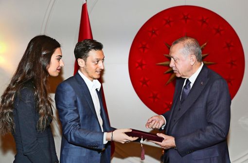 Mesut Özil und seine Verlobte Amine Gülse überreichen dem türkischen Staatspräsidenten Recep Tayyip Erdogan  in Istanbul eine Einladung zu ihrer Hochzeit. Foto: dpa