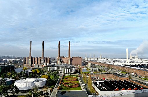 Das VW-Kraftwerk  mit seinen vier  Schornsteinen prägt das Bild von Wolfsburg.  Die Aufarbeitung der Krise hat höchste Priorität. Foto: dpa