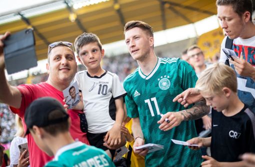 Die Spieler der Nationalmannschaft können auch Fannähe zeigen – Marco Reus posiert für Selfies. . Foto: dpa