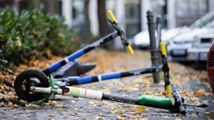 Die Stadt will nicht, dass zu viele alkoholisierte Wasenbesucher auf E-Scootern unterwegs sind. Foto: Andreas Rosar/Fotoagentur Stuttgart (Symbolbild)