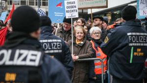 Das Bündnis Stuttgart gegen Rechts hat mit rund 400 Teilnehmern gegen die AfD-Veranstaltung demonstriert. Foto: Lichtgut/Julian Rettig