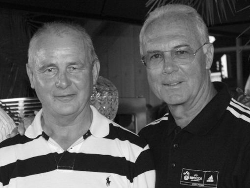 Bernd Hölzenbein (l.) und sein Kapitän von 1974, Franz Beckenbauer. Beide weilen seit diesem Jahr nicht mehr unter uns. Foto: Action Press