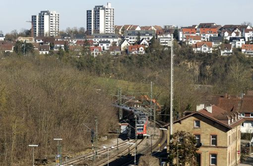 Noch rollen die Züge von Leonberg nach Korntal. Ab Samstag bis Anfang März ist die Strecke wegen Gleisarbeiten dicht. Foto: Simon Granville
