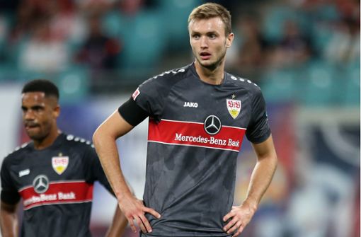 Sasa Kalajdzic (re.) hat sich im Spiel des VfB Stuttgart bei RB Leipzig die Schulter ausgekugelt. Foto: Baumann/Cathrin Mueller