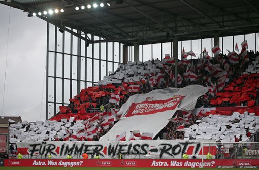 Die Stuttgarter Fankurve in St. Pauli. Foto: Pressefoto Baumann/Cathrin Müller/baumann