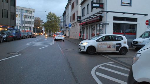 An dieser Stelle in Bad Cannstatt ist es im vergangenen Juni beinahe zum Unfall gekommen. Daraus resultierte der Streit. Foto: Sebastian Steegmüller