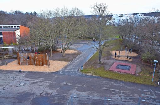 So sieht der Pausenhof der Rappachschule heute aus. Die neue Mensa soll im hinteren Bereich des Fotos rechts entstehen. Foto: Petra Mostbacher-Dix
