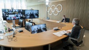 Thomas Bach (r.) nimmt an einer Sitzung der Exekutive des IOC per Video teil. Foto: dpa/Greg Martin