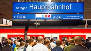 Alltag für ÖPNV-Nutzer in der Region: Warten auf die S-Bahn Foto: imago//Arnulf Hettrich