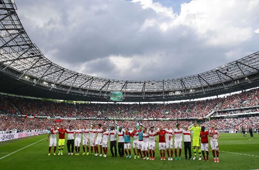 Der VfB-Stuttgart beim letzten Besuch in der HDI-Arena, damals noch in der 2. Liga. Foto: Pressefoto Baumann