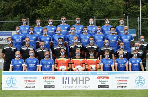 Die Spieler der  Stuttgarter Kickers präsentierten sich auf dem Mannschaftsfoto mit Maske. Foto: Pressefoto Baumann/Hansjürgen Britsch