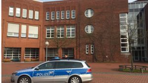 Die Flensburger Polizei nimmt einen 17-Jährigen fest. Anscheinend wollte er in seiner Schule mehrere Menschen töten. Foto: dpa