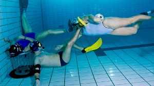 Unter Wasser wird mit harten Bandagen gekämpft: Etwa 70 Mitglieder des Tauchclubs Stuttgart spielen Unterwasserrugby. Foto: z