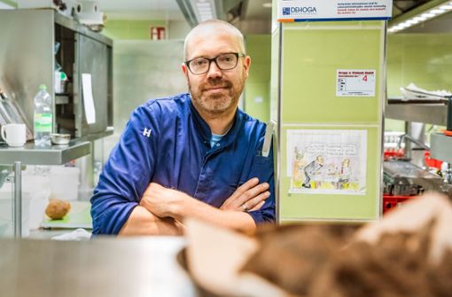 Hat sich zwei Sterne von Michelin erkocht und investiert manchmal drei Monate in die Kreation eines neuen Gerichts: Stefan Gschwendtner von der Speisemeisterei Foto: Lichtgut/Julian Rettig